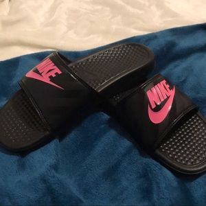 black and pink nike slides